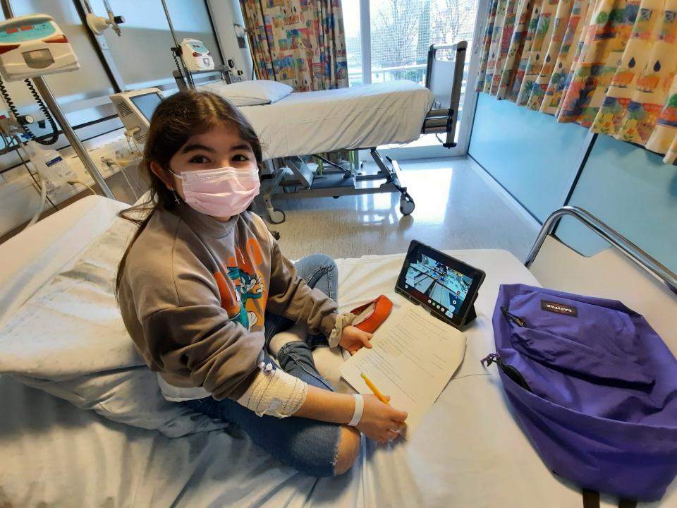 Maeva à l'hôpital suivant les cours à distance avec le robot AV1