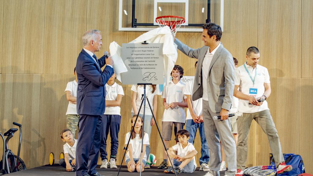 Roger Federer avec Bertrand Levrat et un group d'enfants lors de l'inauguration de la MEA